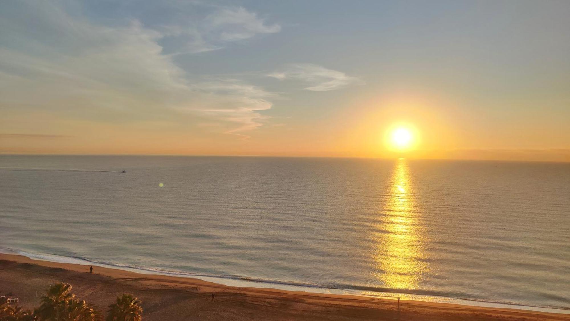 Beachfront -- New Luxury Apartment -- 1ª Linea Playa -- Fuengirola City Center -- Private Parking -- Panoramic Sea Views -- Екстер'єр фото